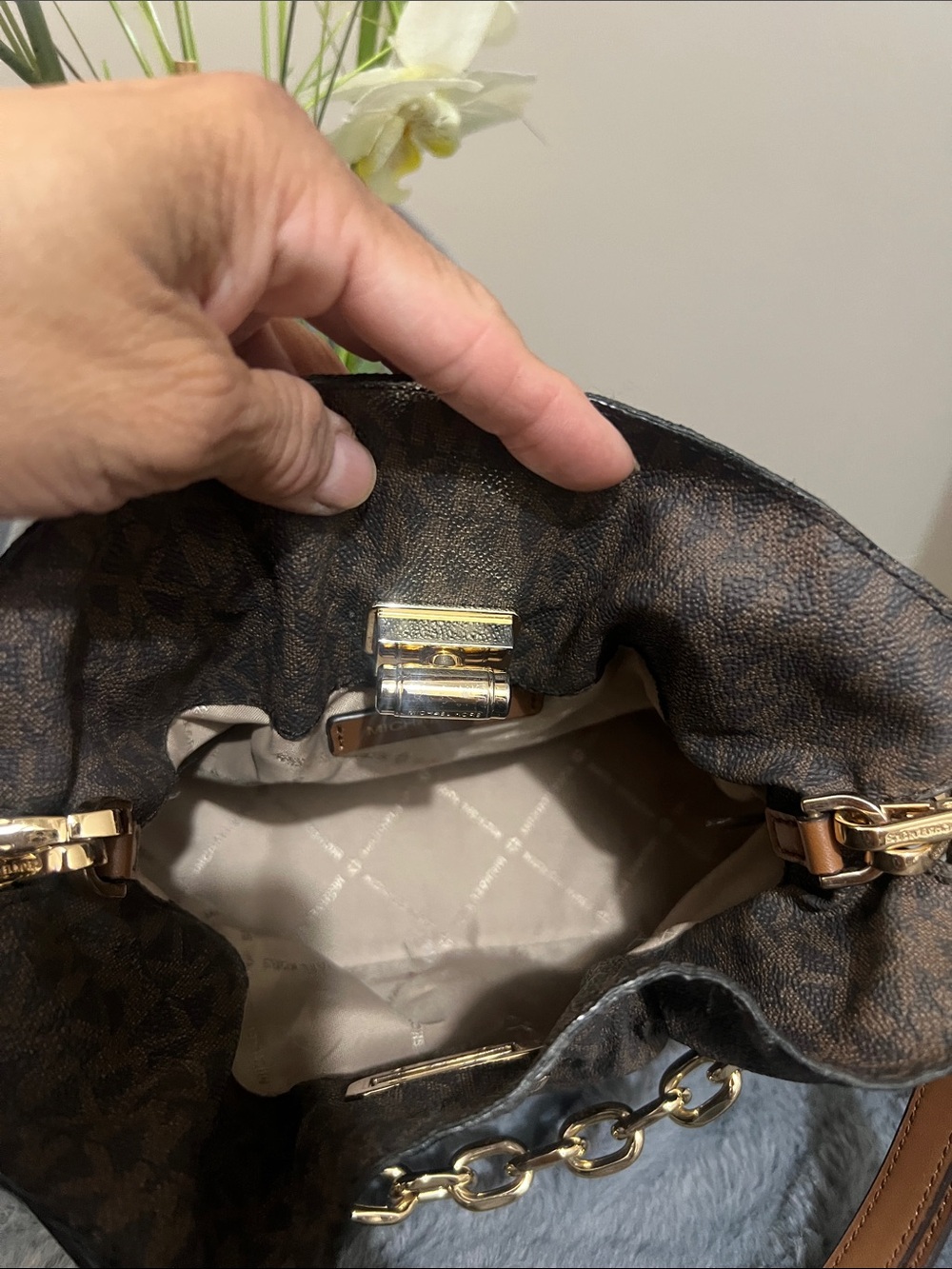 Michael Kors Brown Logo Shoulder Bag with Gold Chain Detail GUC retail $89 - Picture 5 of 6